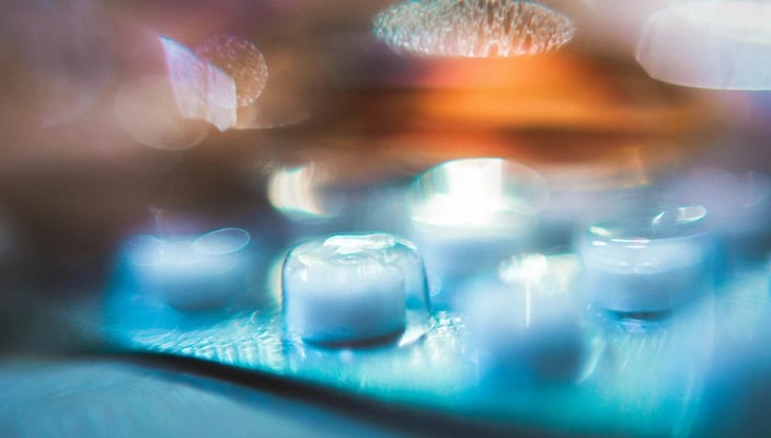 Un paquet de comprimés dans des lumières bokeh