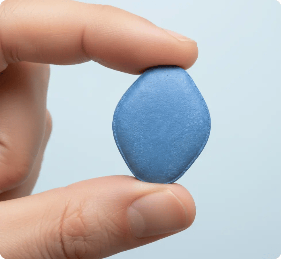 Eine blaue ED-Pille in der Hand
